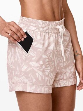 Lululemon‎ Athletica Spring Break Away Shorts Shadow Leaf Size 10